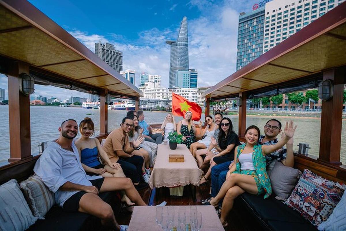 Un grupo de personas sentadas en un barco en el agua.