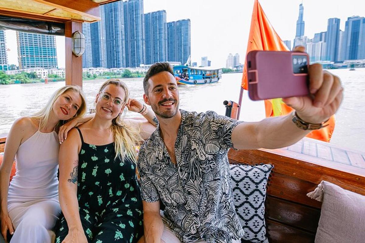Un hombre tomando una fotografía de dos mujeres en un barco.
