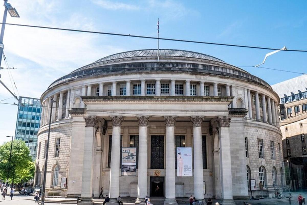 um grande edifício de pedra com uma grande cúpula