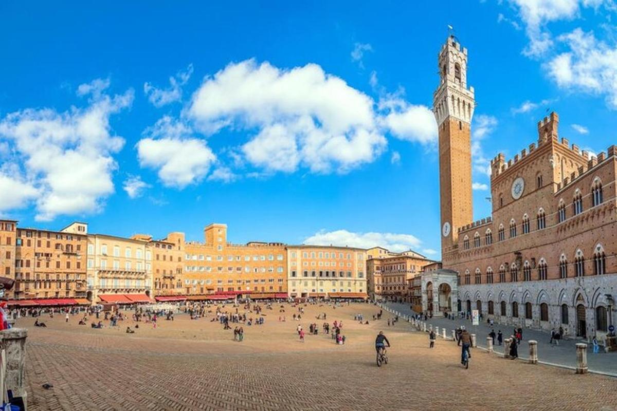 una gran plaça amb una torre del rellotge en una ciutat