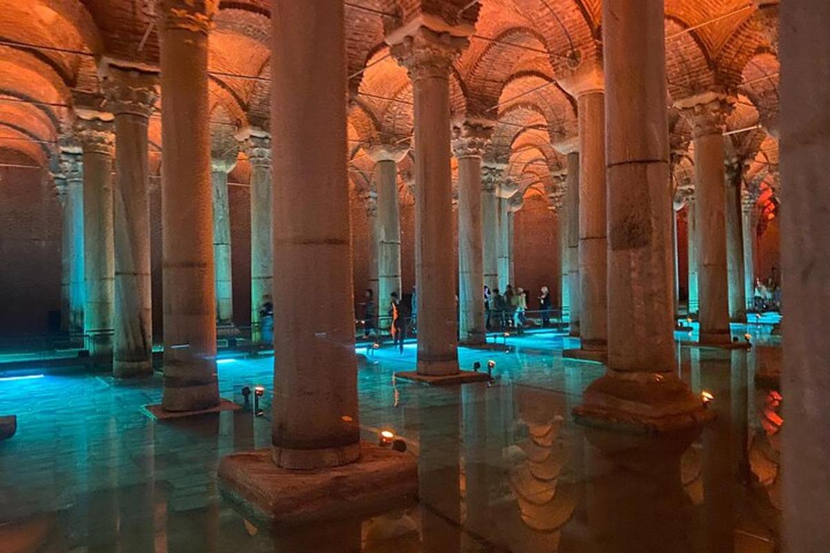 una habitació amb columnes i llums en un edifici
