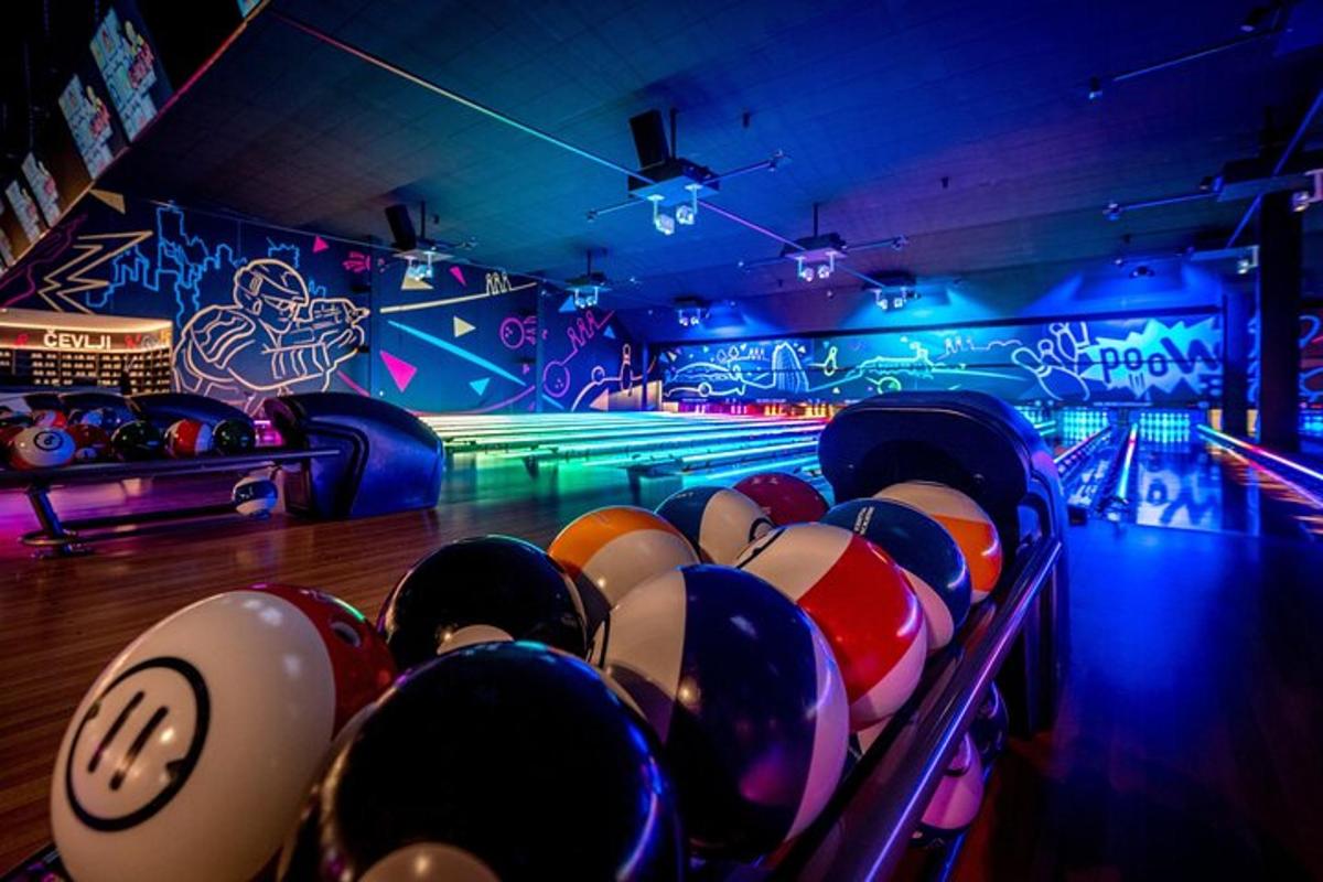 một nhóm bóng bowling được xếp thành hàng trên một làn đường