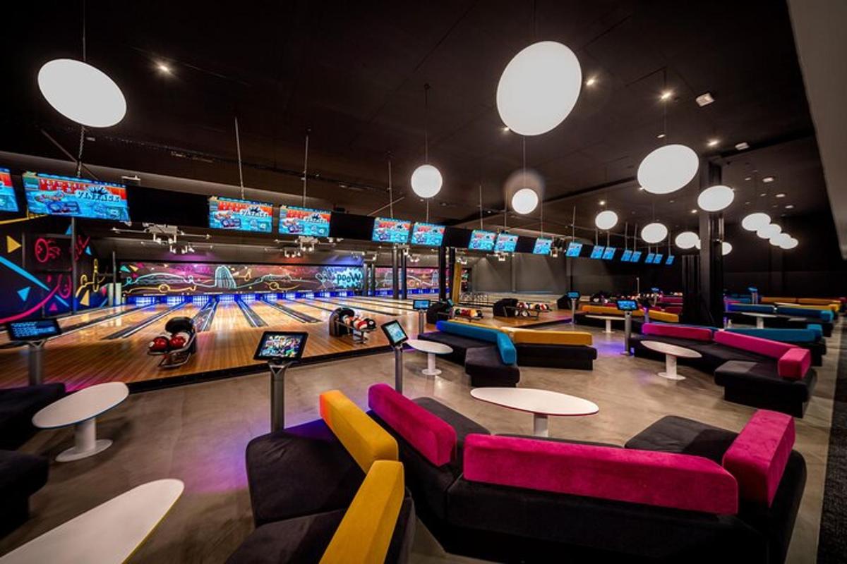 một đường chơi bowling có ghế dài và một đường chơi bowling