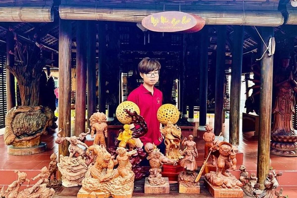 seorang pria berdiri di depan sekelompok patung