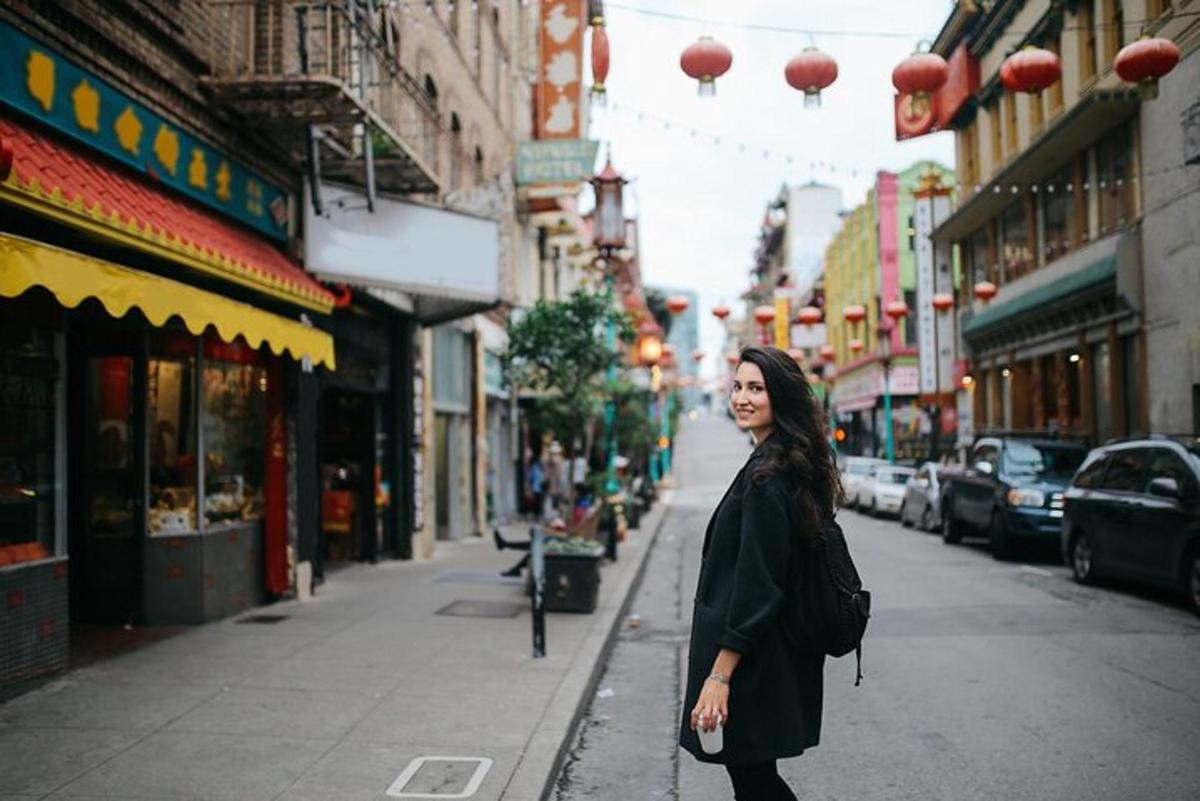 Una mujer camina por una calle de la ciudad