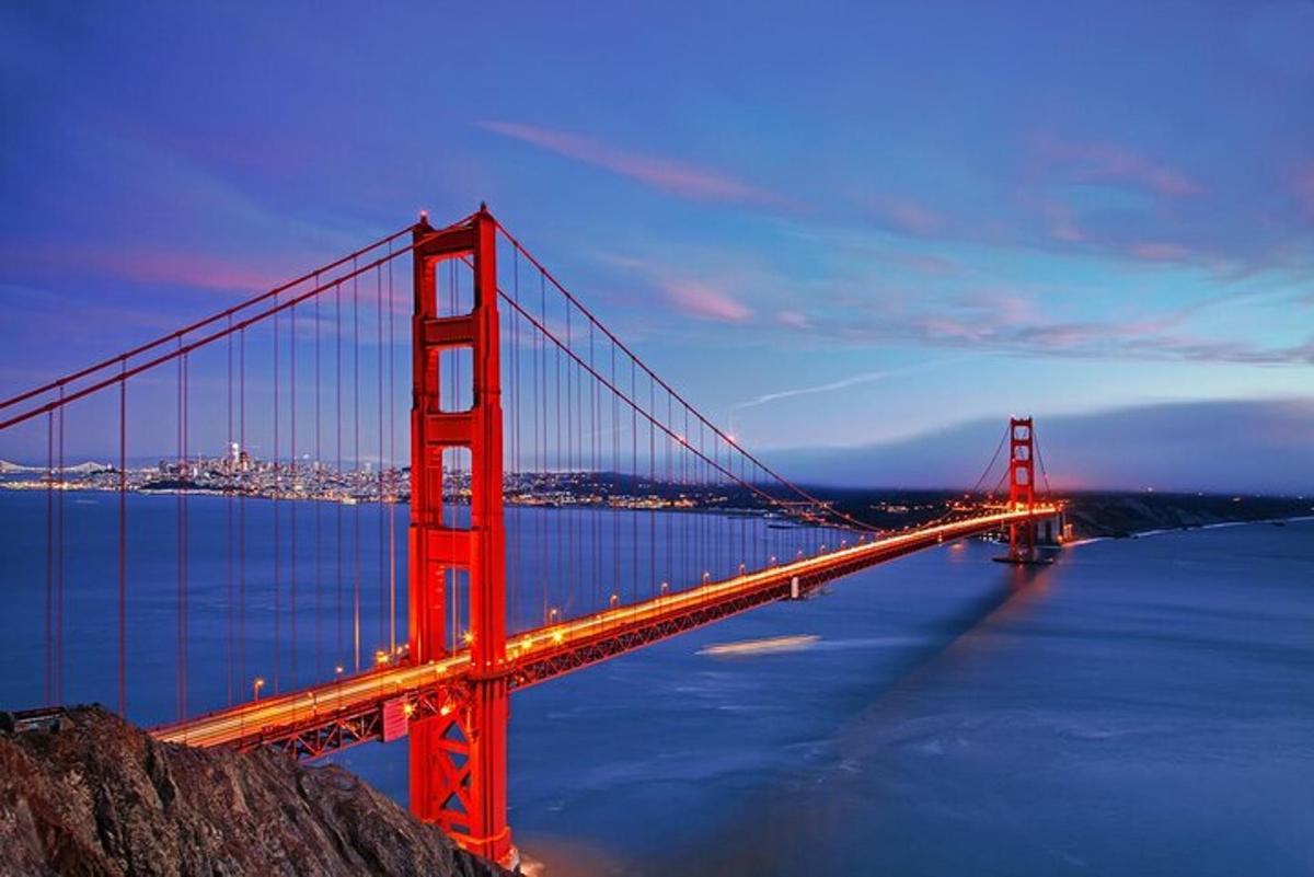 Un puente Golden Gate con una ciudad al fondo