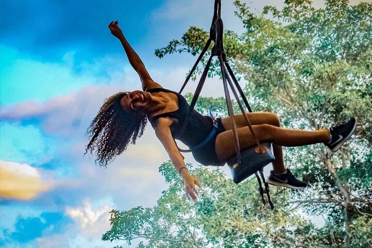 Una mujer se balancea en un columpio