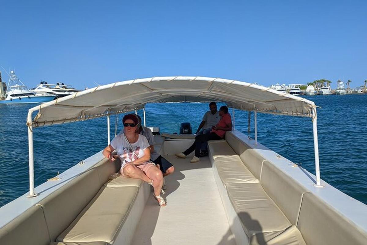 una donna seduta sul retro di una barca in acqua