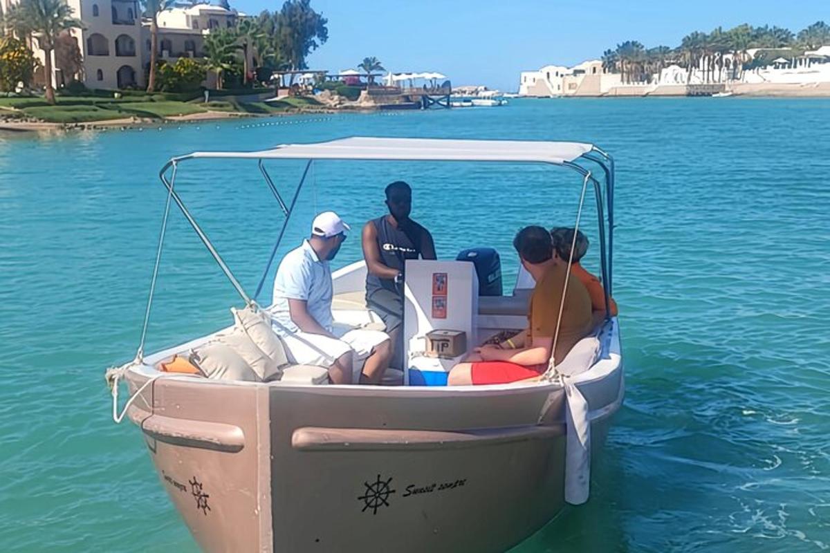 un gruppo di persone sedute su una barca sull'acqua