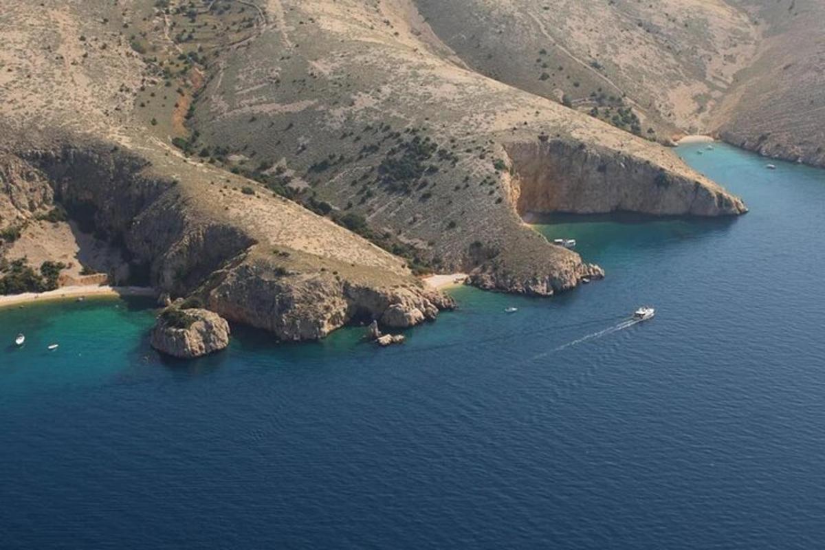 un'isola con una barca in uno specchio d'acqua