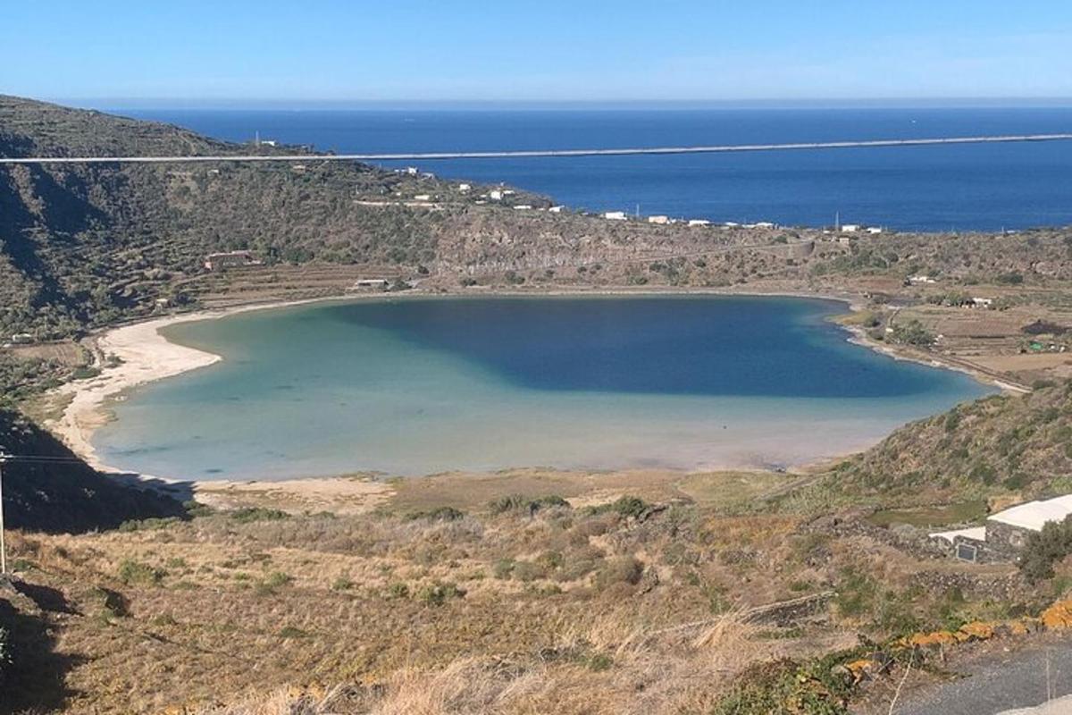 vista aèria d'un llac a l'oceà