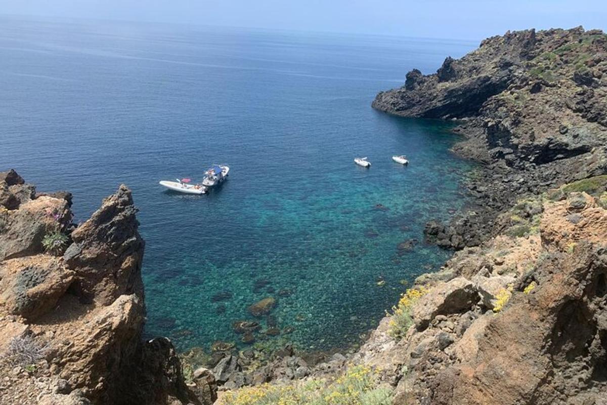 dues barques en una massa d'aigua en un penya-segat