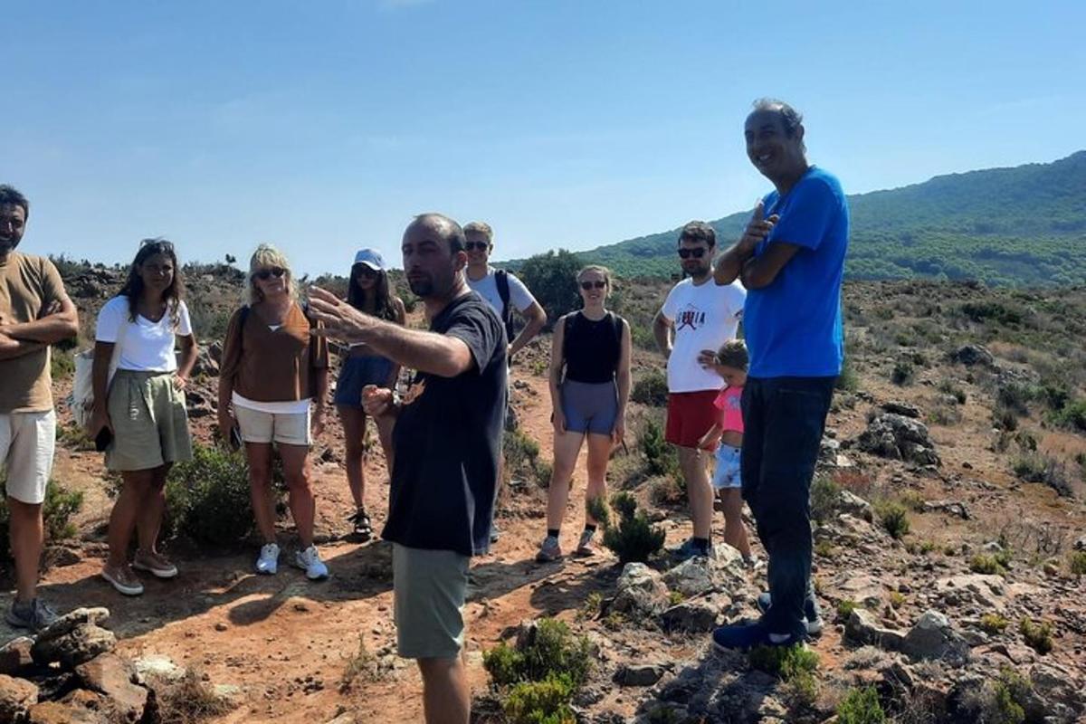 un grup de persones dretes al cim d'un turó