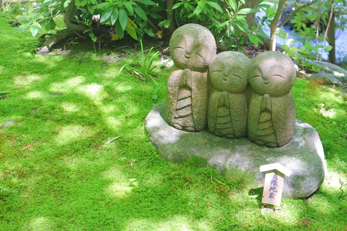 uma estátua de três pessoas sentadas em uma rocha