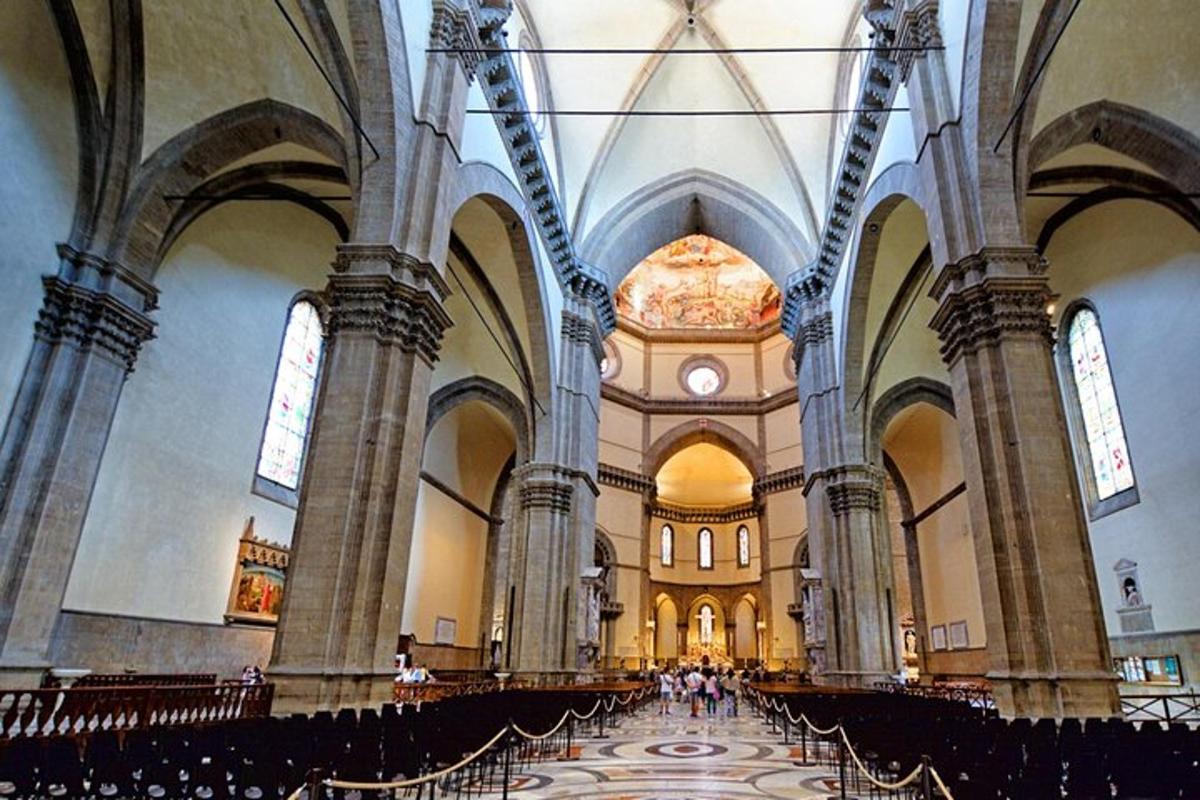 een grote kerk met een grote kamer met stoelen