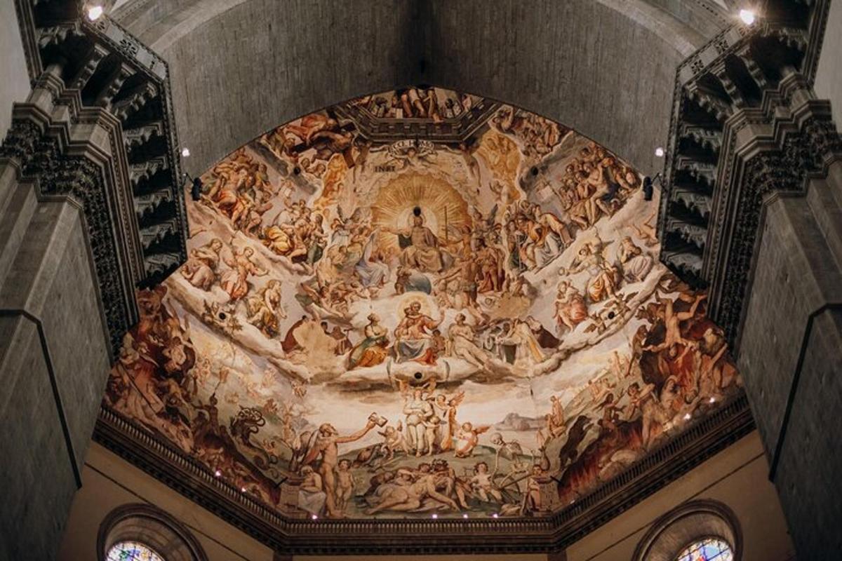 een plafond van een gebouw met een schilderij erop