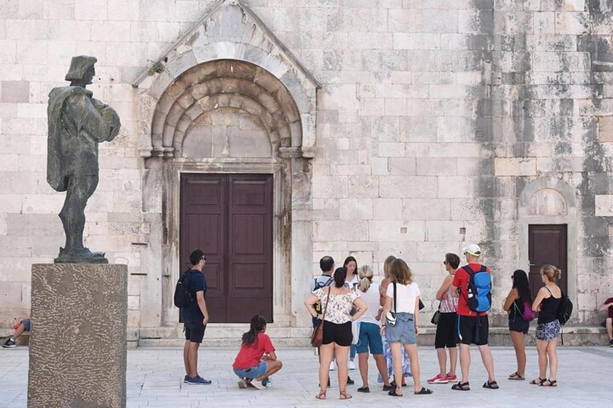 μια ομάδα ανθρώπων που στέκονται μπροστά σε ένα κτίριο