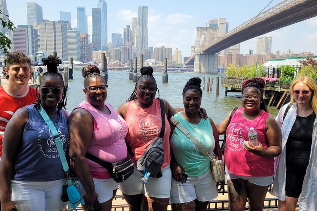 一群人站在水边