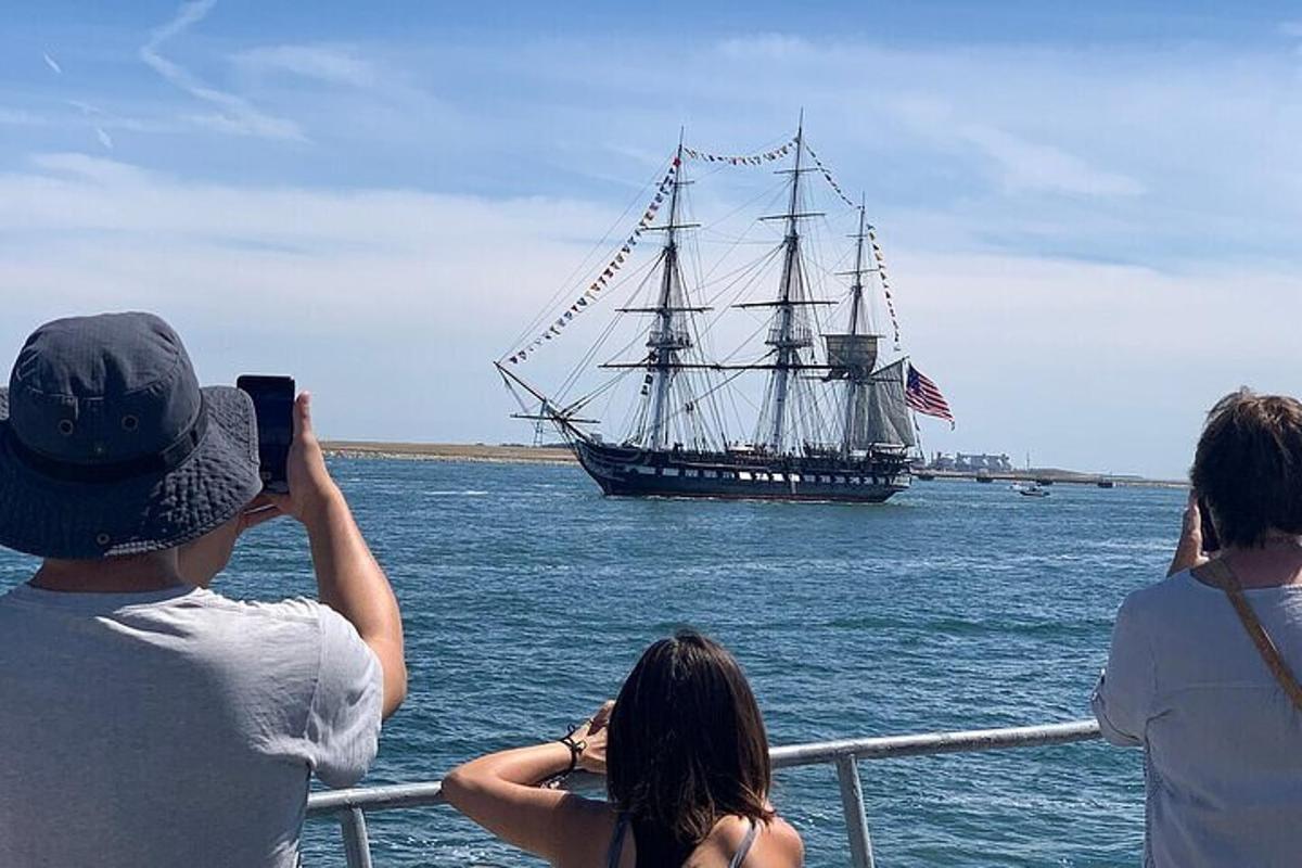 en gruppe mennesker som tar bilder av et piratskip