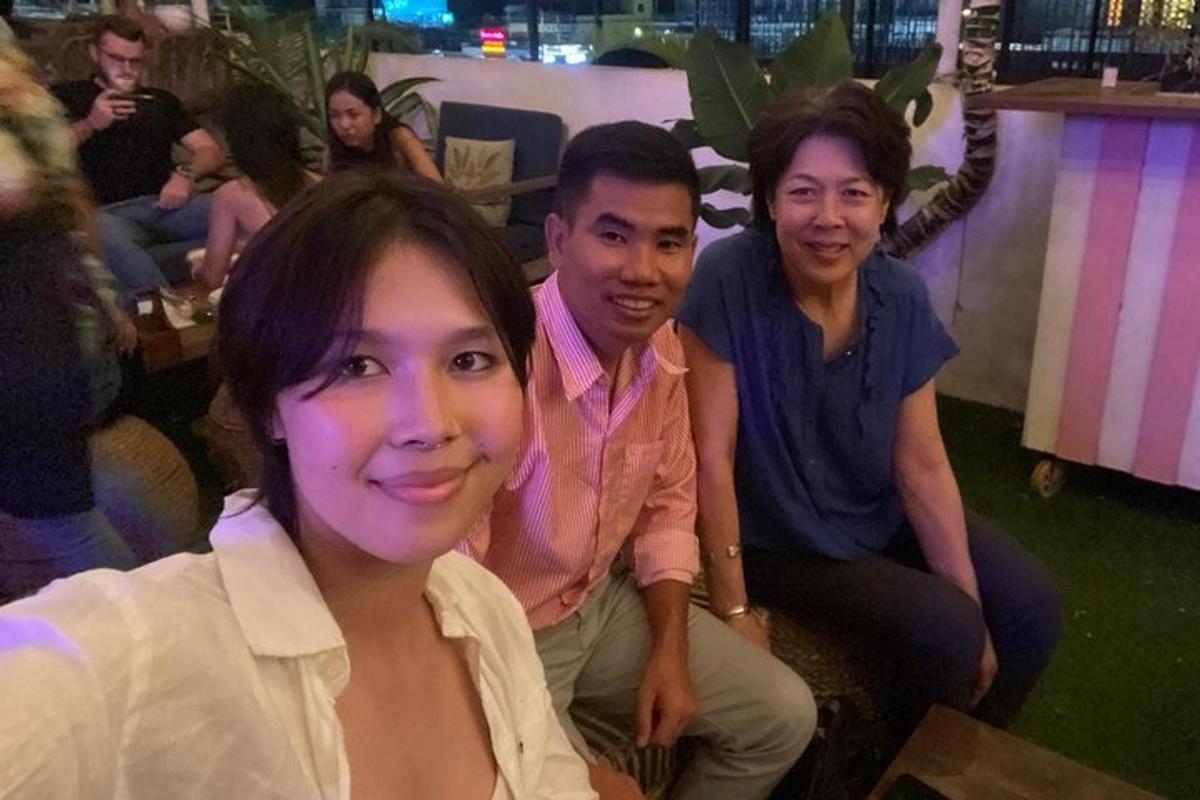 sekumpulan orang bergambar