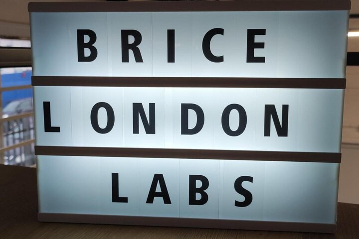 skilti fyrir verslun með orðunum „ridge london labs“