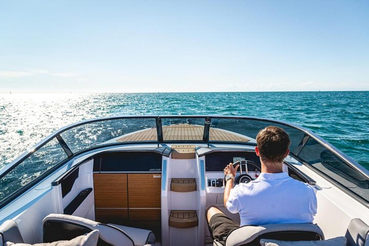 un uomo seduto su una barca nell'oceano