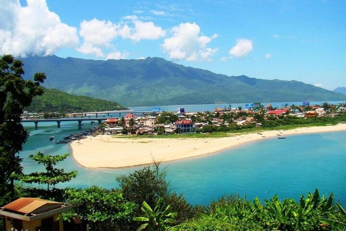 pantai dengan bandar dan jambatan di dalam air