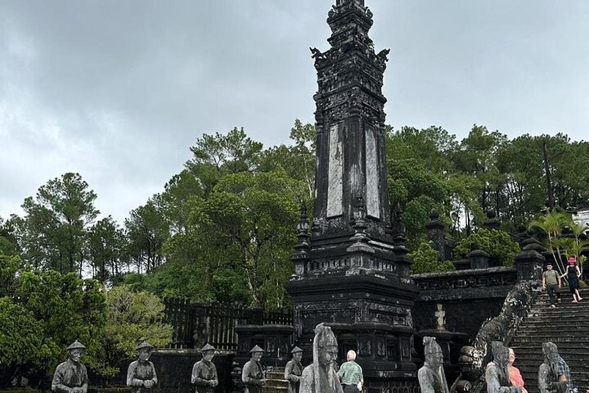 sekumpulan orang berdiri di hadapan monumen