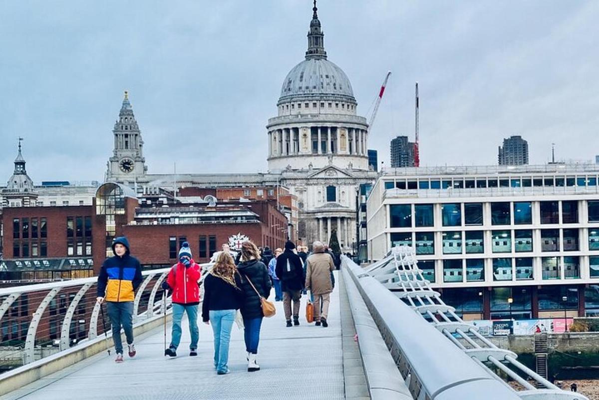 persone che camminano su un ponte di fronte a un edificio