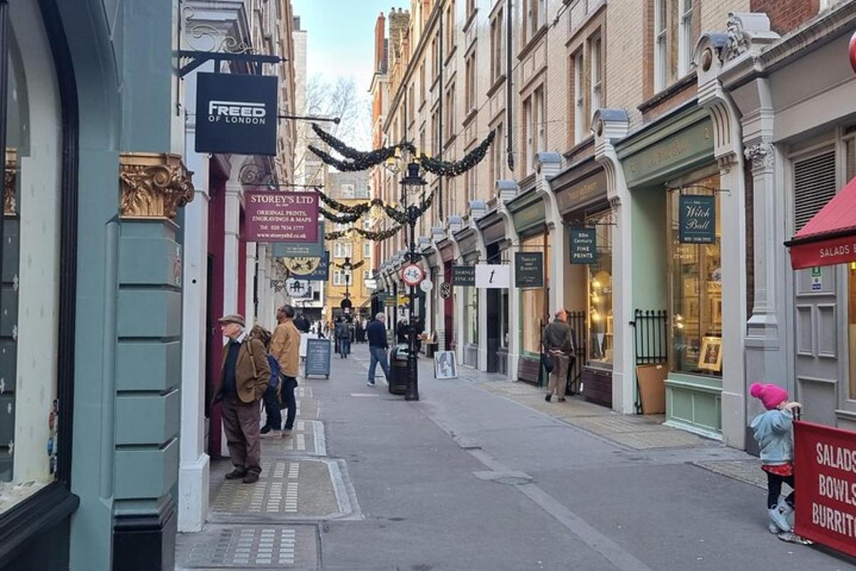 un gruppo di persone che camminano lungo una strada con edifici