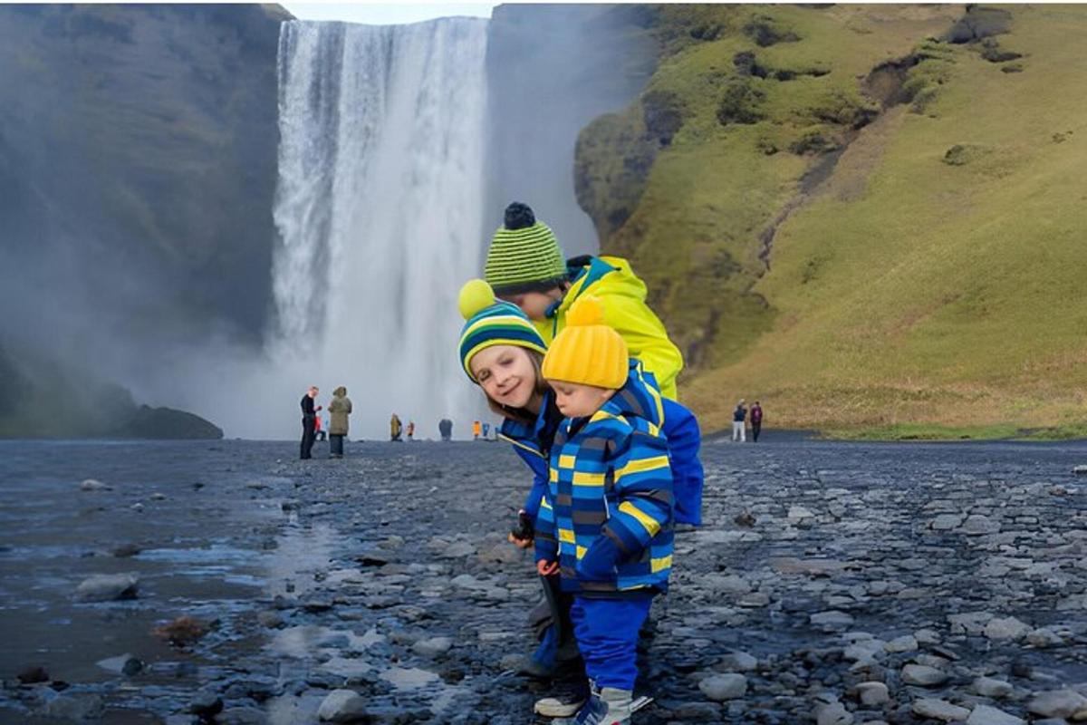 due bambini in piedi davanti a una cascata