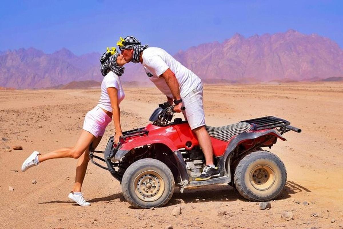 un uomo e una donna su un tir nel deserto