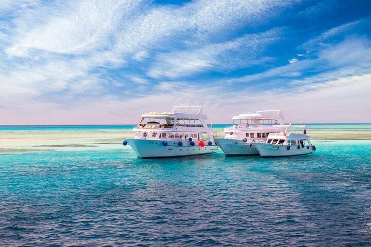 tre barche sedute in acqua sulla spiaggia