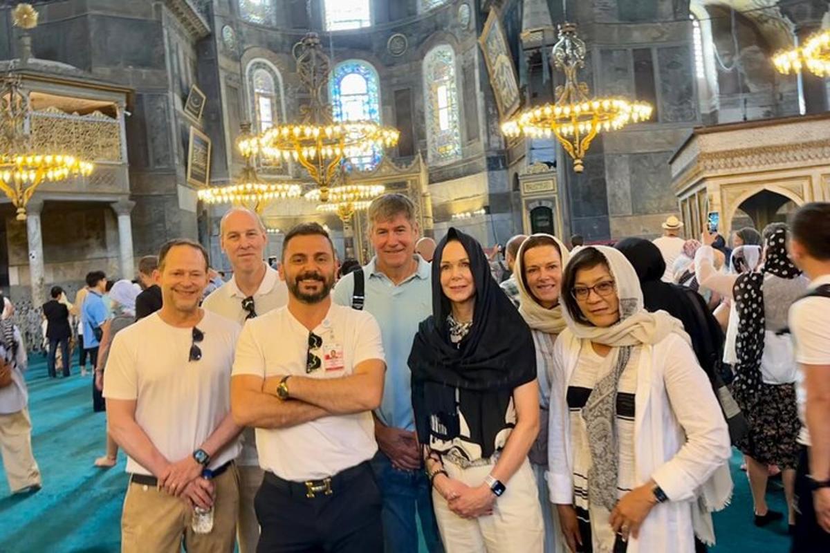 grupp inimesi poseerib kirikus pildi jaoks