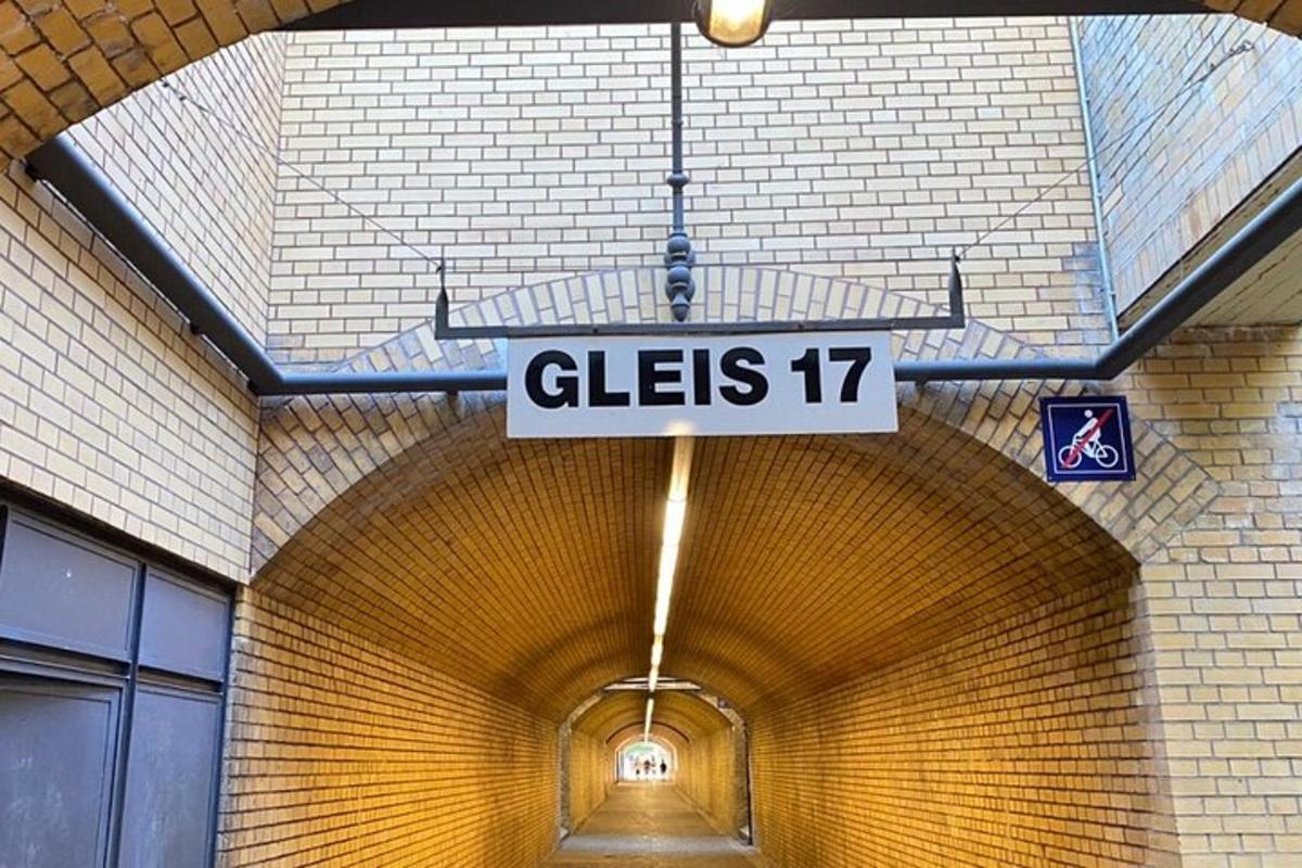 een bord met de tekst 'gliates hangen in een tunnel'