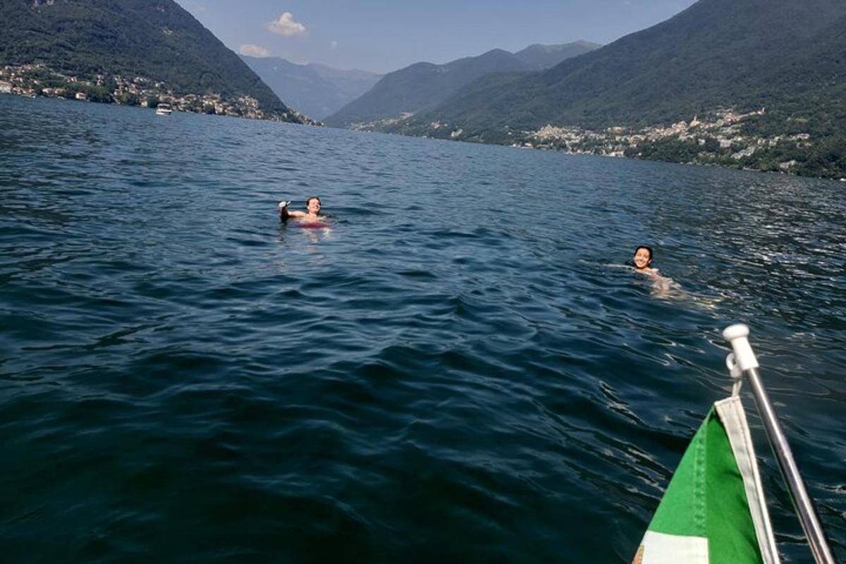 due persone in acqua su una barca in un lago