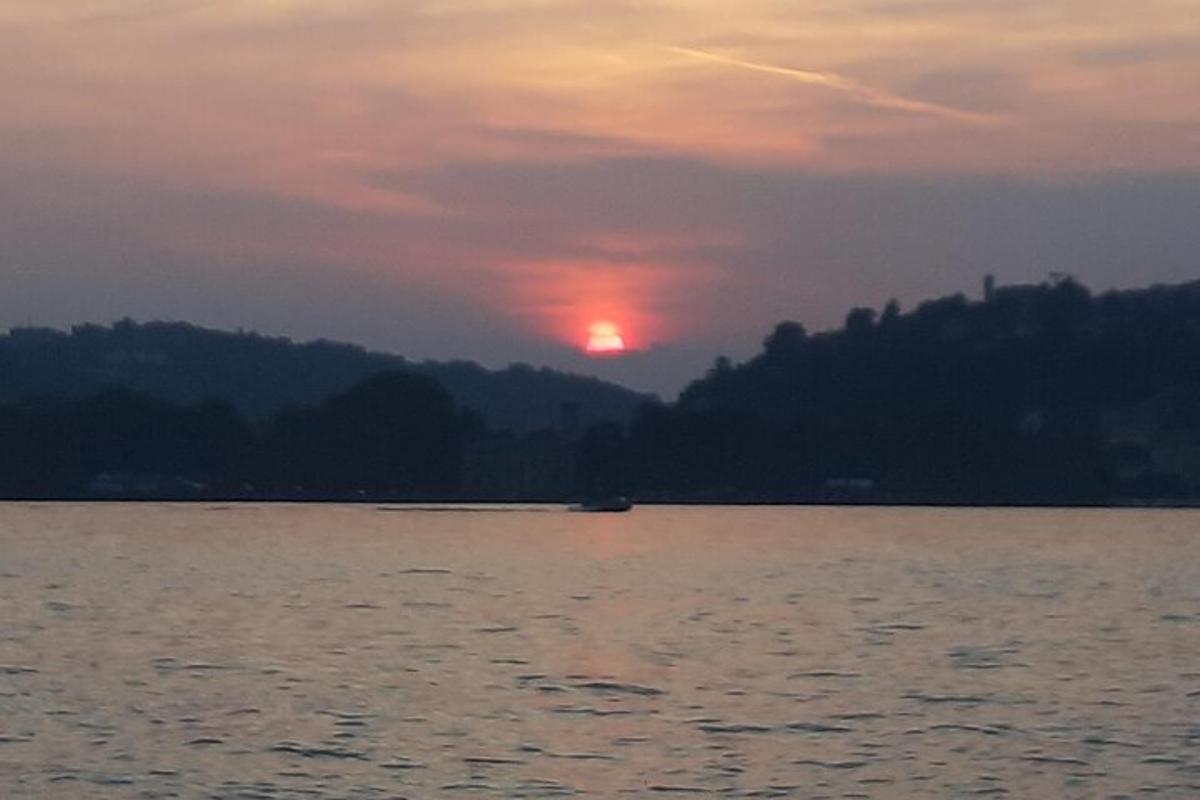 un tramonto su un grande specchio d'acqua
