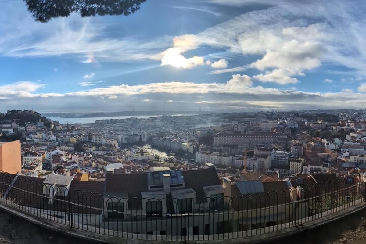 μια θέα της πόλης από την κορυφή ενός κτιρίου