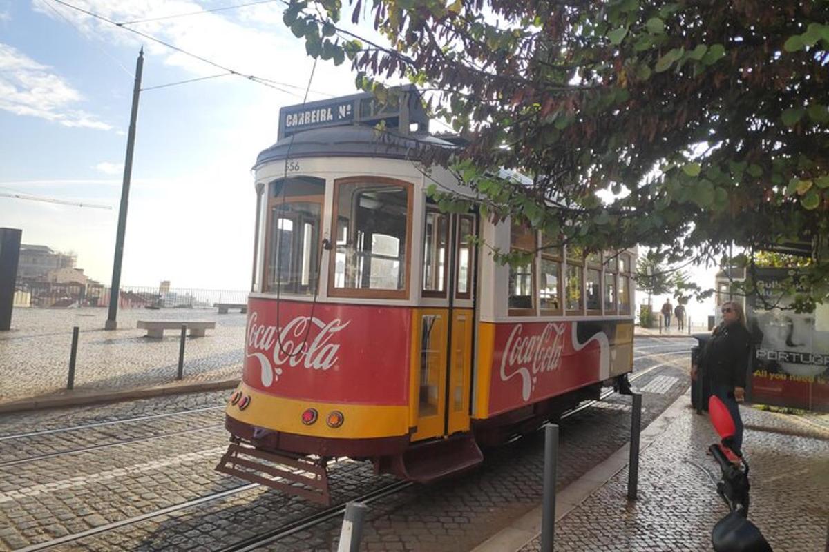 ένα τρόλεϊ της Coca Cola στις γραμμές