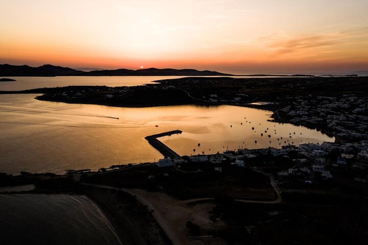uma vista aérea de uma cidade próxima a um corpo d'água