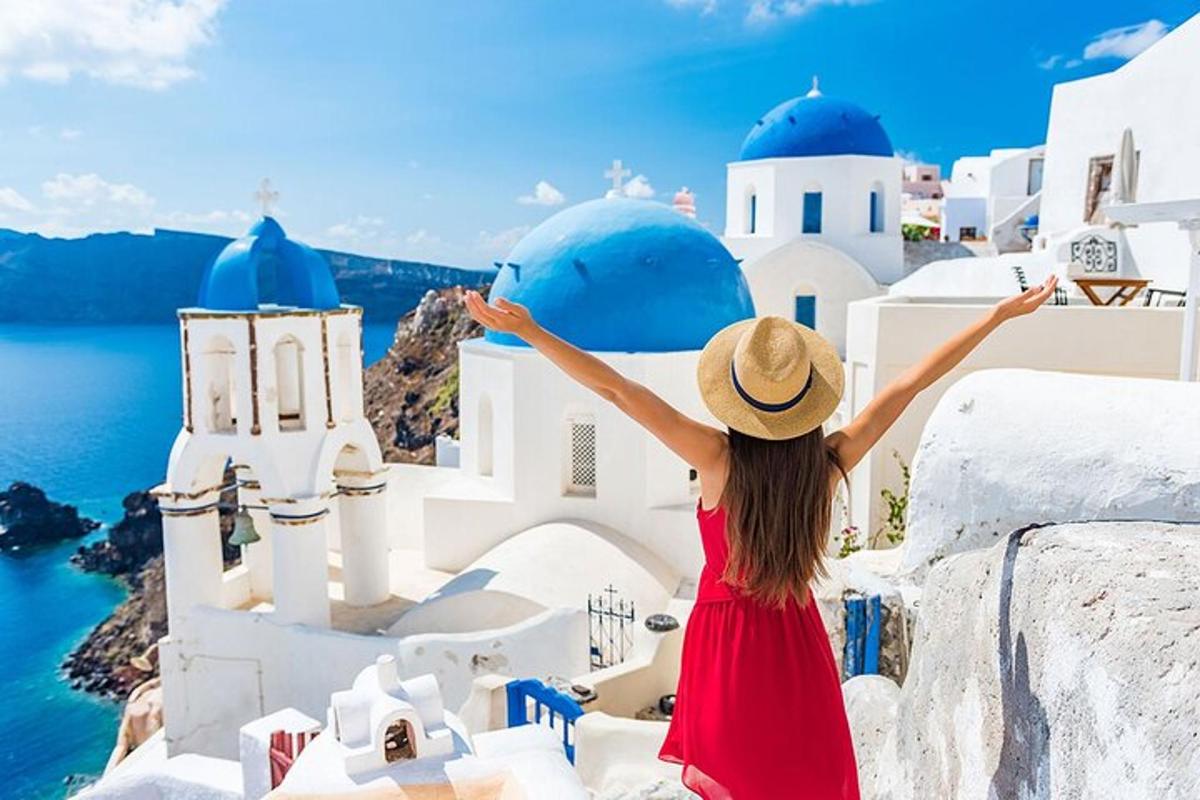 mütsiga naine vaatab Santorini vaatamisväärsusi