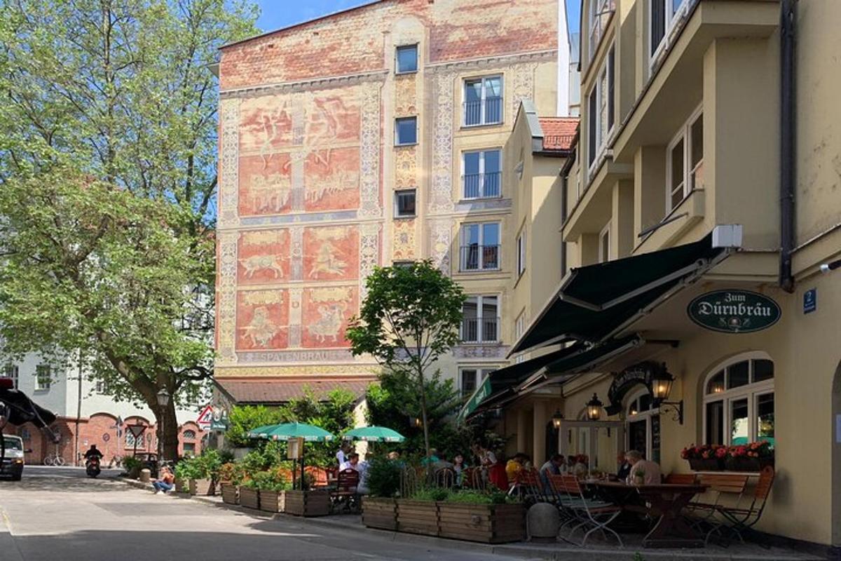 stavba z veliko fresko na steni