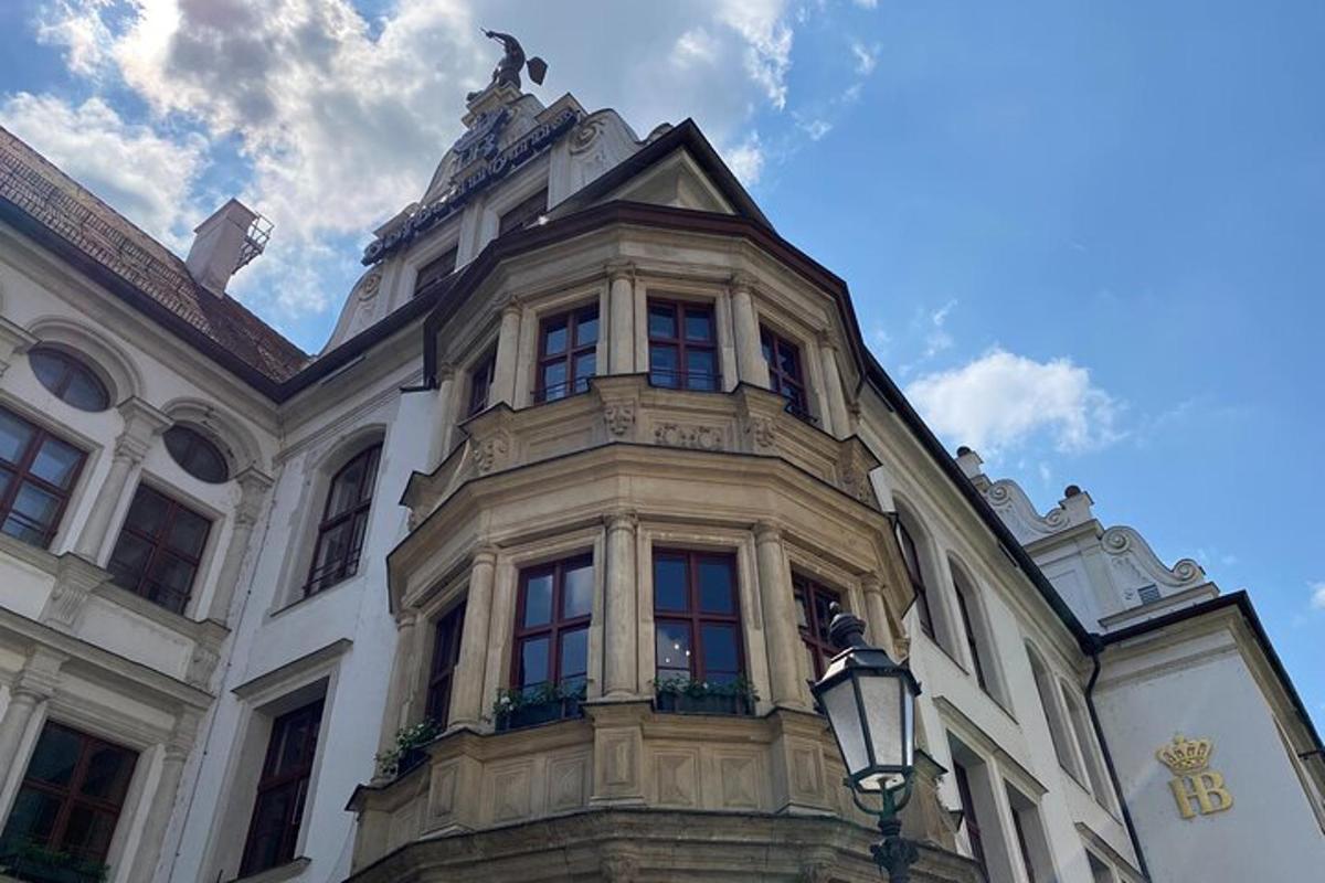 un edificio con un lampione di fronte