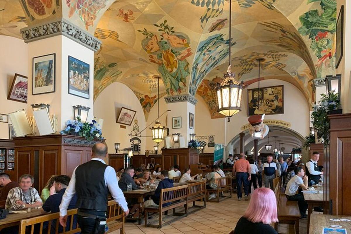 un ristorante con persone sedute ai tavoli in un edificio