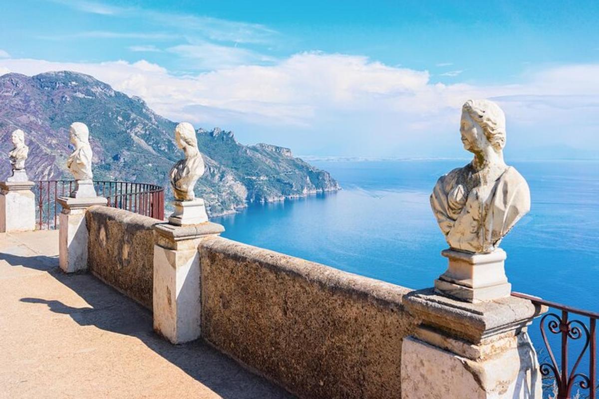 una vista de la costa amalfitana des d'una cornisa