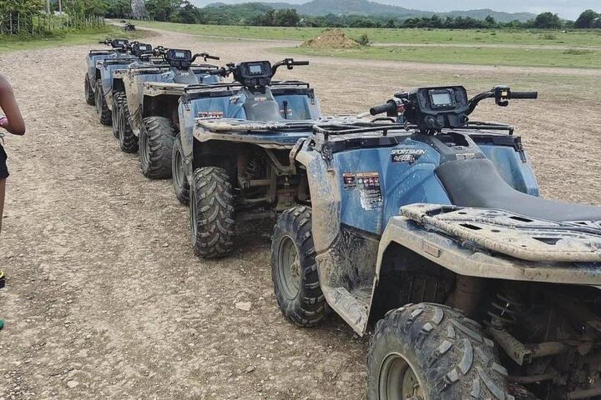 egy sor ATV parkolt egy földúton