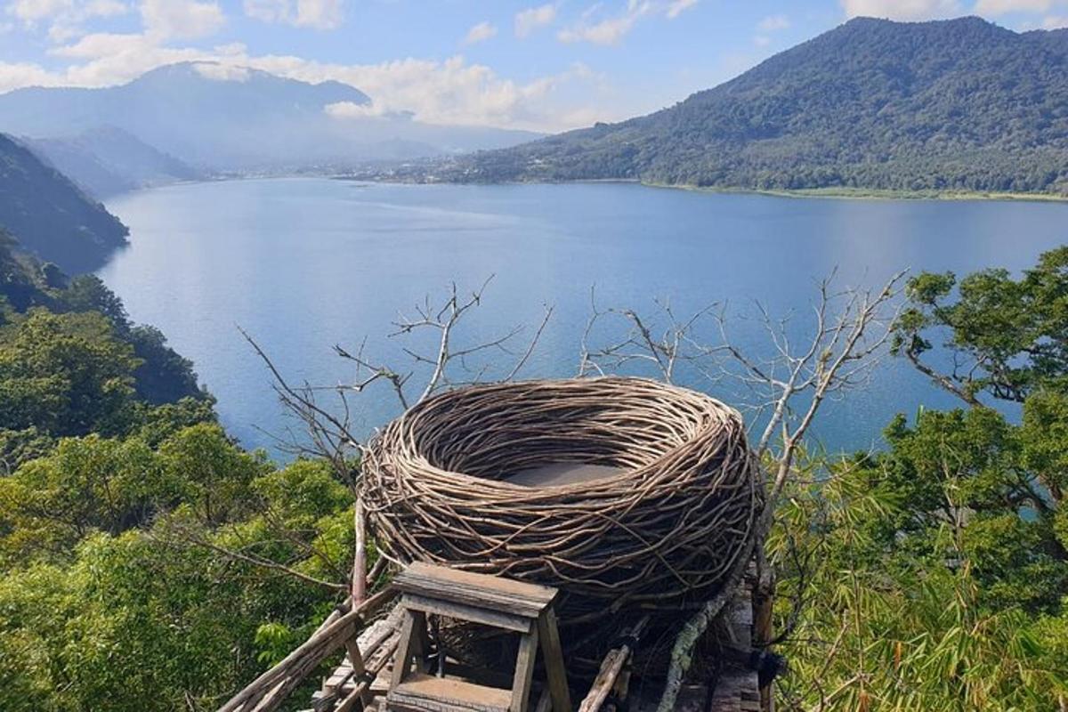 Velká cívka lana ležící na lavičce s výhledem na jezero