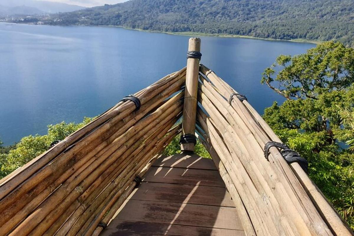 velká dřevěná stavba s výhledem na jezero