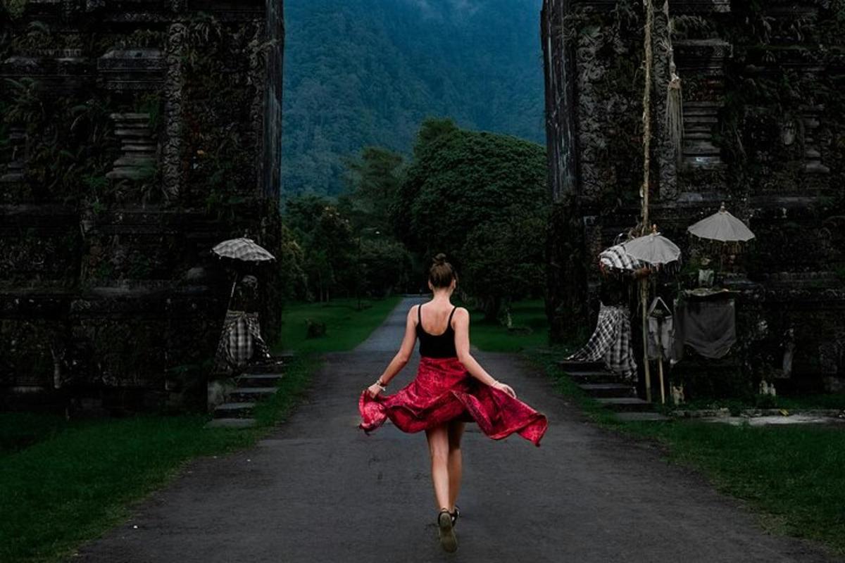 Una mujer con un vestido rojo caminando por una calle