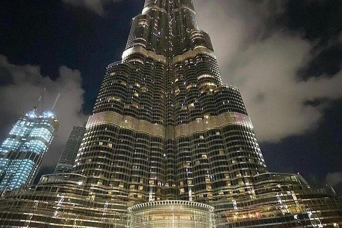 一座大楼在夜间亮着灯